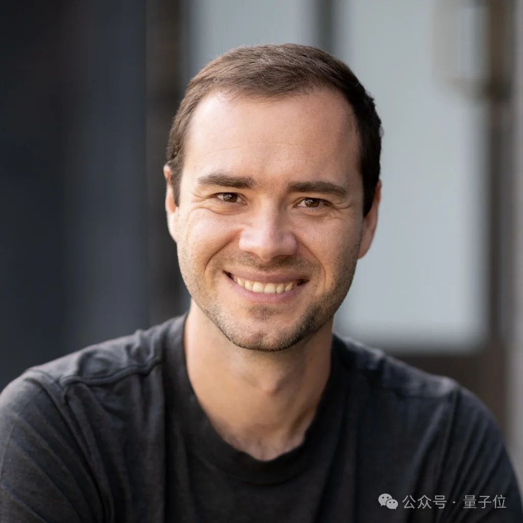 英伟达首台DGX GB300，老黄亲自登门送给他