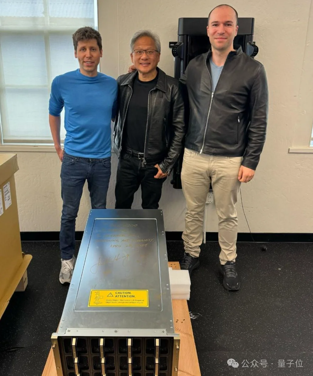 英伟达首台DGX GB300，老黄亲自登门送给他