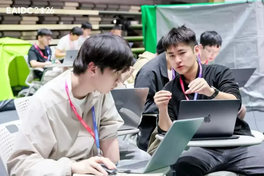 超百万算力、72小时、近百台真机：具身智能的刷分时代，被一场「裸考」终结