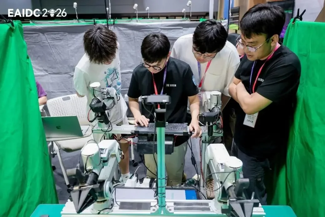 超百万算力、72小时、近百台真机：具身智能的刷分时代，被一场「裸考」终结