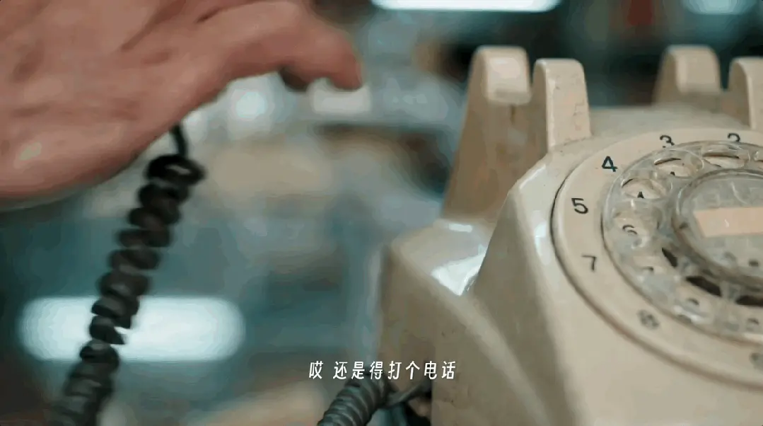 播放破亿的 AI 短片,名场面是一个「穿帮镜头」| 对话《纸手机》主创