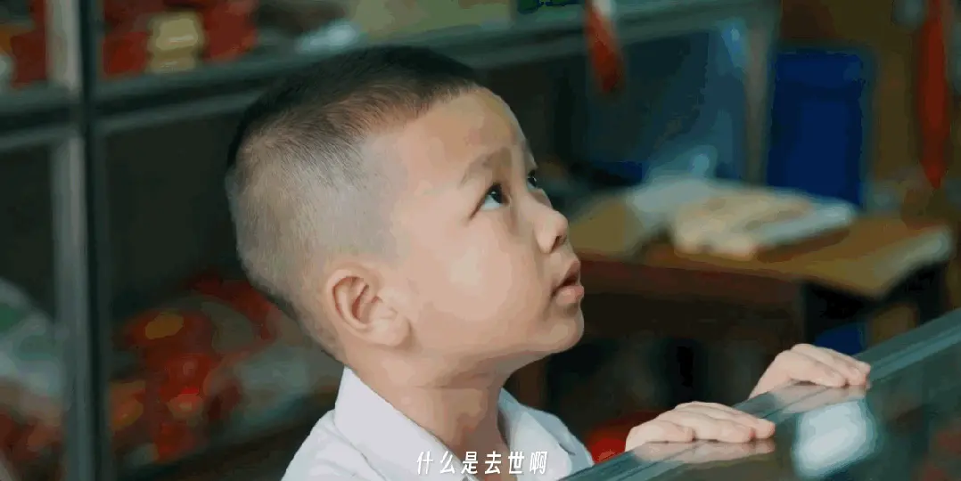 播放破亿的 AI 短片,名场面是一个「穿帮镜头」| 对话《纸手机》主创