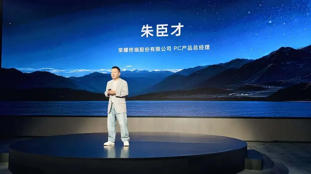 刚刚,荣耀发布全球首个“养虾本”,开机就能用