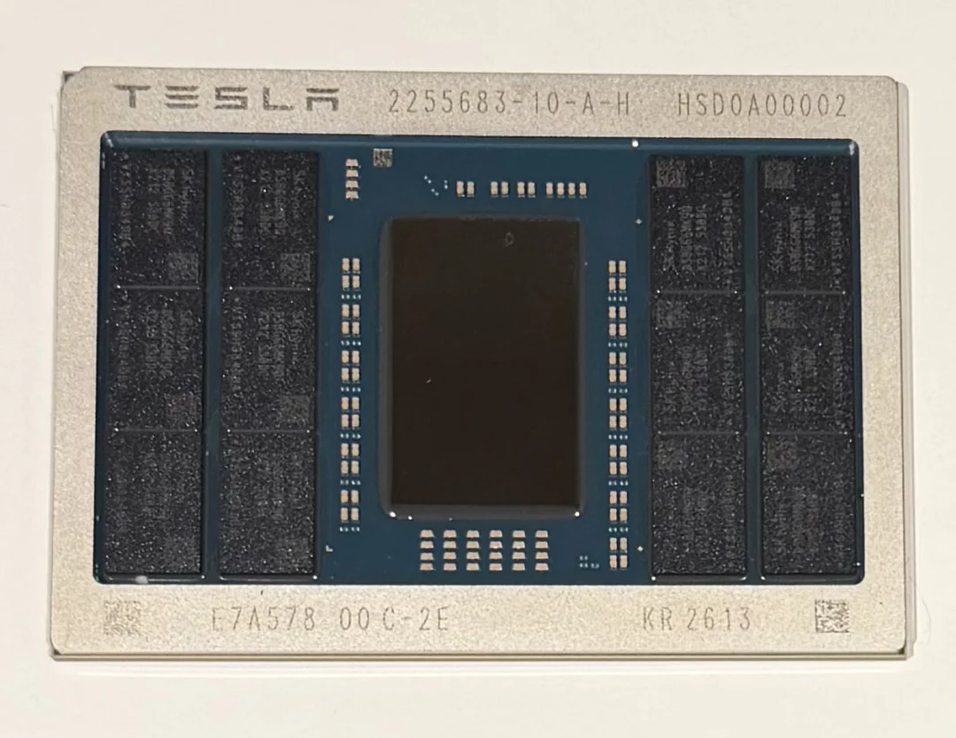 马斯克AI5芯片曝光！性能直逼英伟达H100，九个月研发周期可行！网友热议：能用于特斯拉HW3车型吗？
