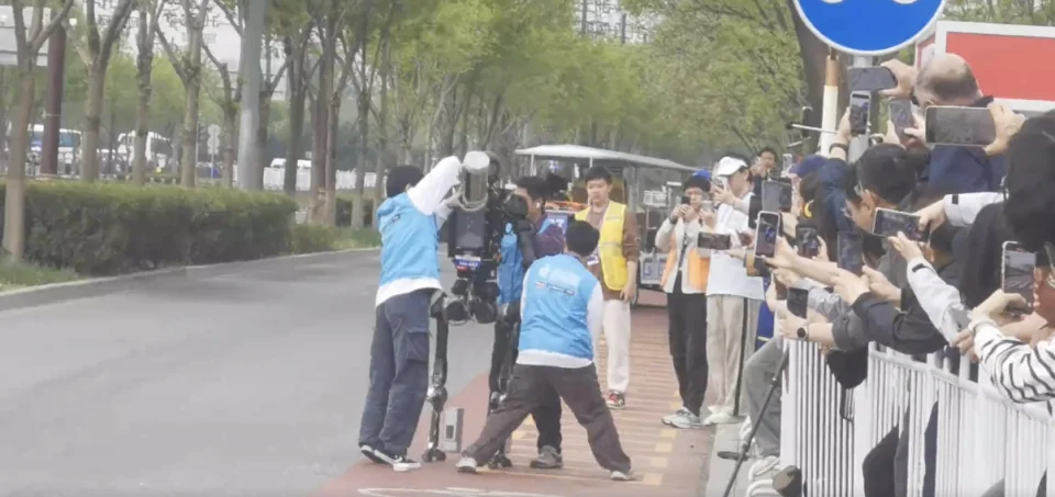 机器人半马如何跑完21公里？