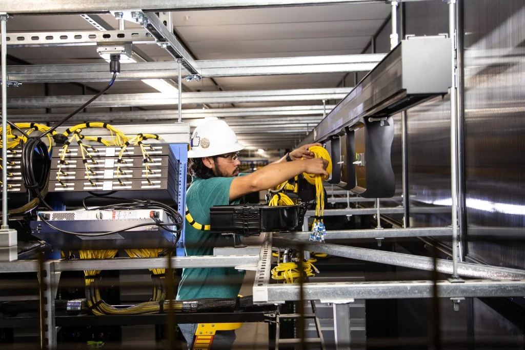 硅谷AI巨头越来越像重工业公司